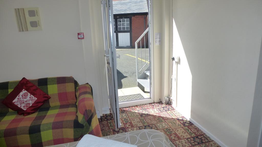 Whitehall Guest House Colwyn Bay Eksteriør billede