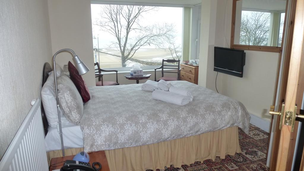 Whitehall Guest House Colwyn Bay Eksteriør billede
